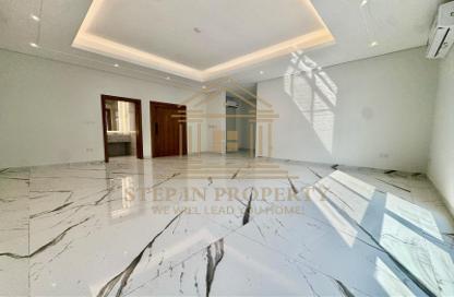 مجمع سكني - 5 غرف نوم - 6 حمامات للايجار في طريق سلوى - العزيزية - الدوحة
