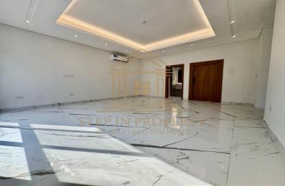 مجمع سكني - 5 غرف نوم - 6 حمامات للايجار في طريق سلوى - العزيزية - الدوحة