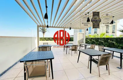 Apartment - 2 Bedrooms - 3 Bathrooms for rent in Floresta Gardens - Floresta Gardens - The Pearl Island - Doha