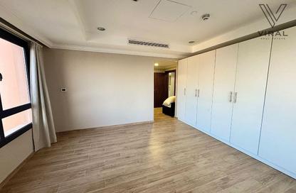Apartment - 2 Bedrooms - 2 Bathrooms for rent in Tower 24 - Porto Arabia - The Pearl Island - Doha