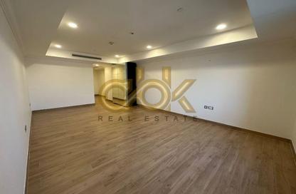 Apartment - 1 Bedroom - 2 Bathrooms for rent in West Porto Drive - Porto Arabia - The Pearl Island - Doha