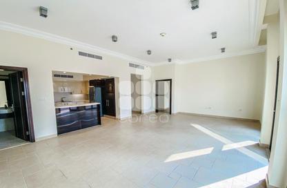 Apartment - 2 Bedrooms - 3 Bathrooms for rent in Mercato - Qanat Quartier - The Pearl Island - Doha