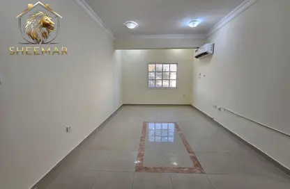 شقة - 2 غرف نوم - 2 حمامات للايجار في شارع المطار القديم - طريق المطار القديم - الدوحة