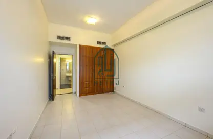 شقة - 2 غرف نوم - 2 حمامات للايجار في بروة الشارع التجاري - أم السنيم - الدوحة