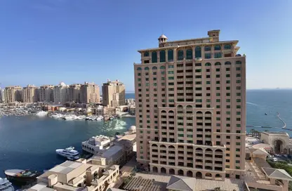 شقة - 2 غرف نوم - 2 حمامات للايجار في طريق بورتو الشرقي - بورتو أرابيا - جزيرة اللؤلؤة - الدوحة