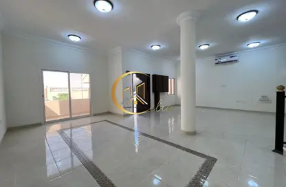 فيلا - 5 غرف نوم - 4 حمامات للايجار في شارع وادي الشاهينيا - عين خالد - الدوحة