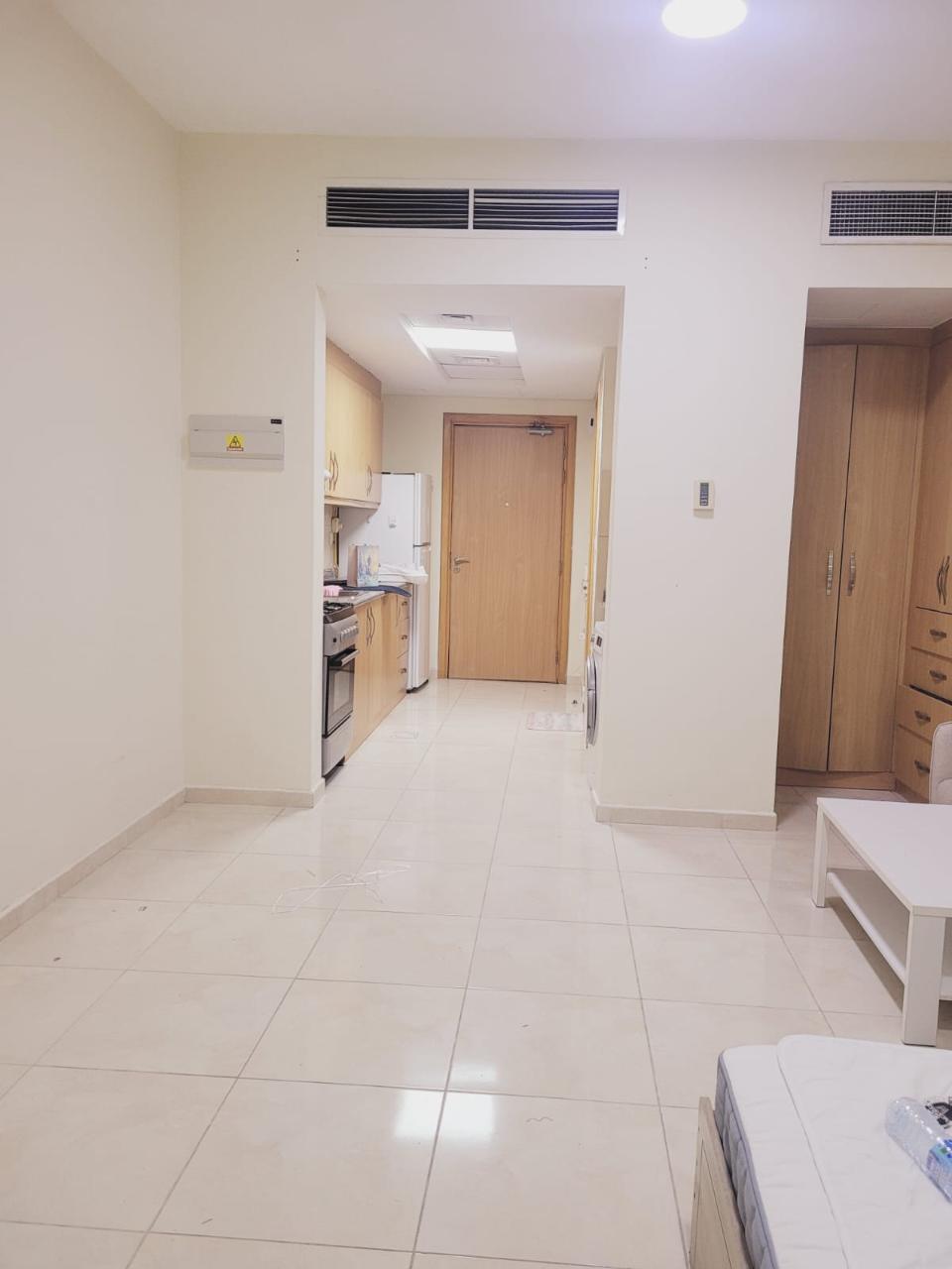 Spacious fully furnished studio apartment in fox thumbnail 8
