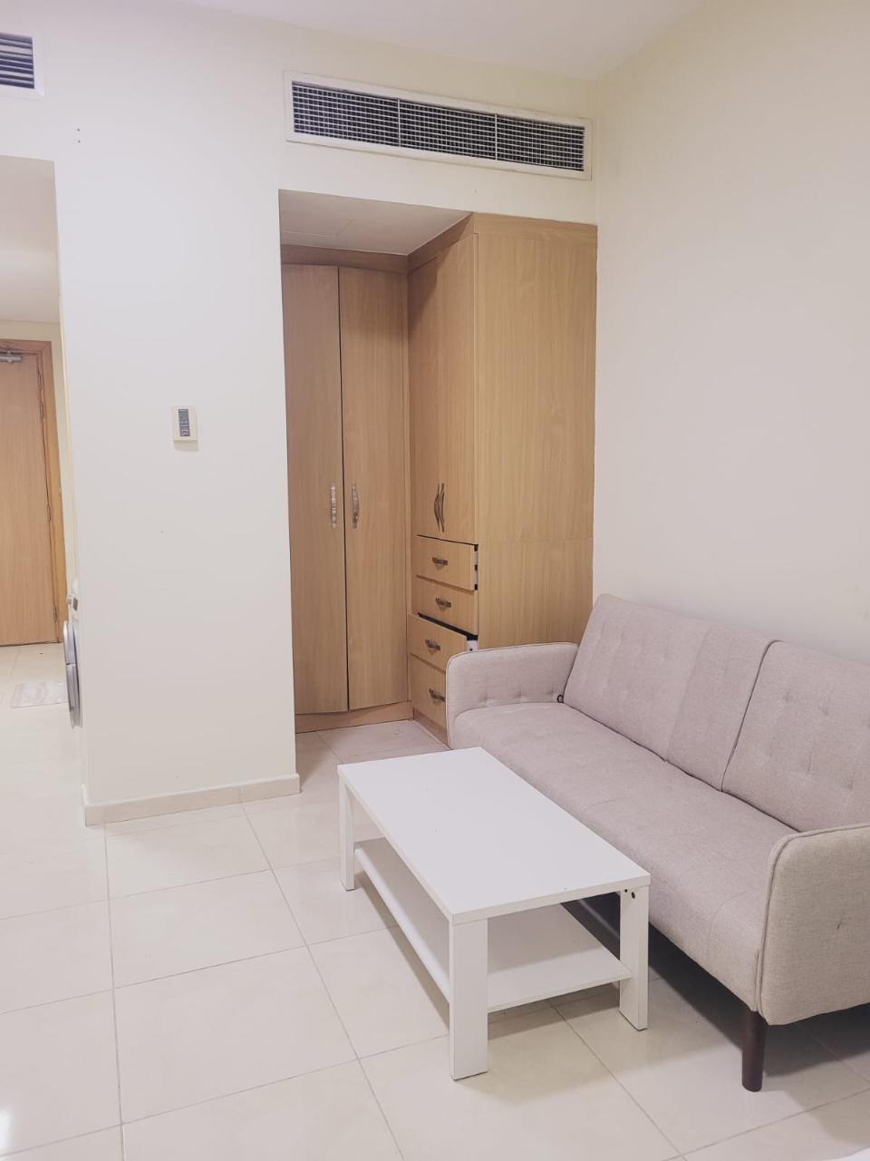 Spacious fully furnished studio apartment in fox thumbnail 4
