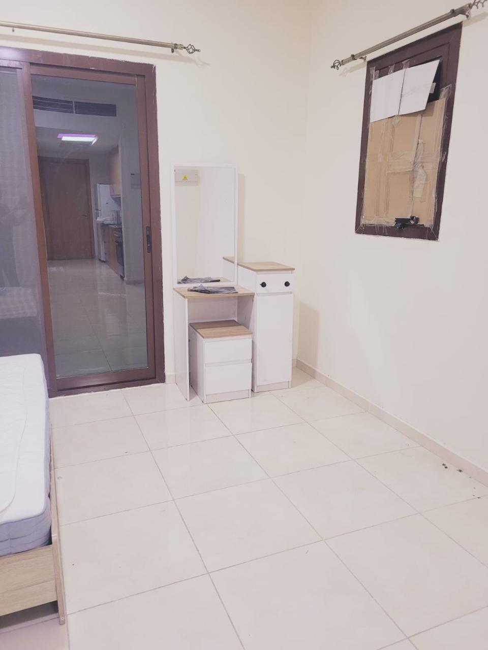 Spacious fully furnished studio apartment in fox thumbnail 6
