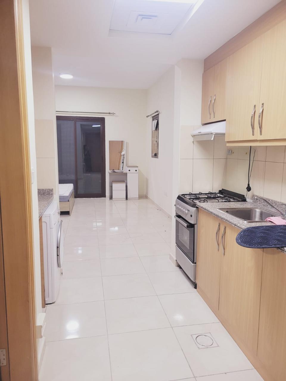 Spacious fully furnished studio apartment in fox thumbnail 7