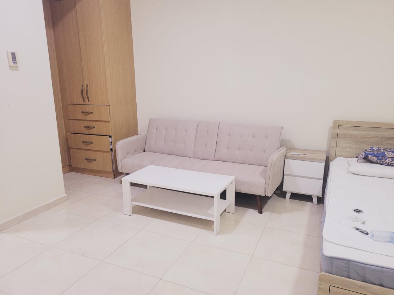 Spacious fully furnished studio apartment in fox thumbnail 5