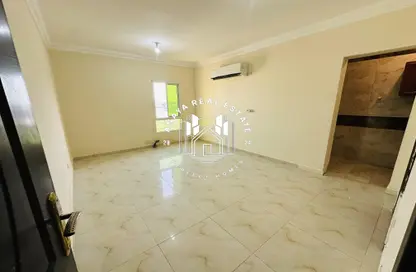 مجمع سكني - 1 حمام للايجار في فلل النجمة - جنوب مويثر - منطقة مويثر - الدوحة