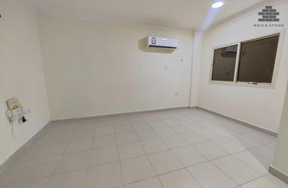 Apartment - 1 Bedroom - 2 Bathrooms for rent in Salaja Street - Doha Al Jadeed - Doha