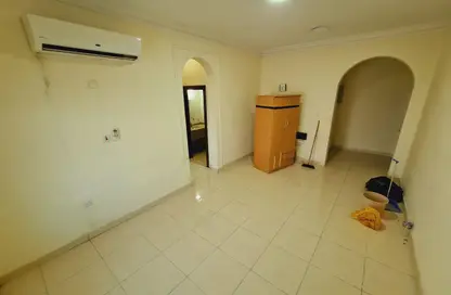 شقة - 2 غرف نوم - 2 حمامات للايجار في شارع المطار القديم - طريق المطار القديم - الدوحة