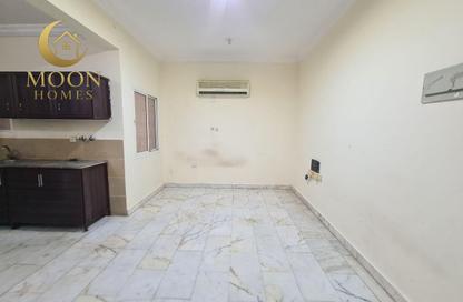Apartment - 1 Bedroom - 1 Bathroom for rent in Umm Ghwailina Comm - Umm Ghuwalina - Umm Ghuwailina - Doha