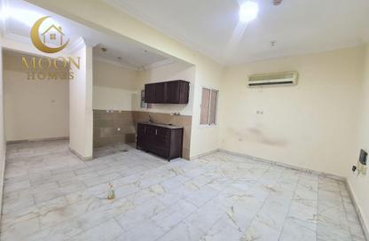 Apartment - 1 Bedroom - 1 Bathroom for rent in Umm Ghwailina Comm - Umm Ghuwalina - Umm Ghuwailina - Doha