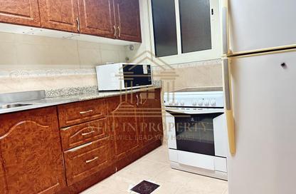 Apartment - 2 Bedrooms - 2 Bathrooms for rent in Al Khair Tower - Corniche Road - Corniche Road - Doha