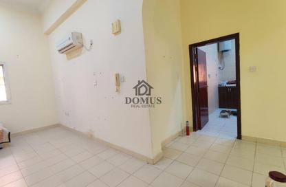Apartment - 2 Bedrooms - 1 Bathroom for rent in Anas Street - Fereej Bin Mahmoud North - Fereej Bin Mahmoud - Doha