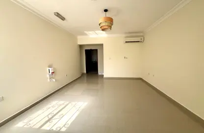 شقة - 2 غرف نوم - 2 حمامات للايجار في شارع الطبري - فريج بن عمران - الدوحة