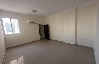 Apartment - 2 Bedrooms - 2 Bathrooms for rent in Umm Ghuwalina - Umm Ghuwailina - Doha