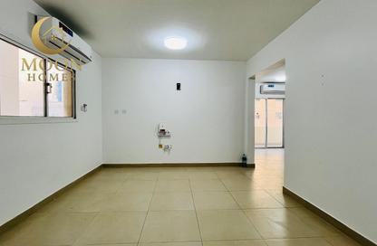 Apartment - 2 Bedrooms - 2 Bathrooms for rent in Umm Ghwailina Comm - Umm Ghuwalina - Umm Ghuwailina - Doha