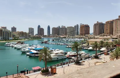 شقة - 2 غرف نوم - 3 حمامات للايجار في طريق بورتو الشرقي - بورتو أرابيا - جزيرة اللؤلؤة - الدوحة