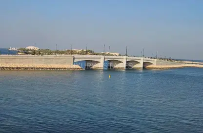 فيلا - 5 غرف نوم للبيع في طريق بورتو الشرقي - بورتو أرابيا - جزيرة اللؤلؤة - الدوحة