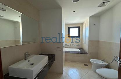 Compound - 2 Bedrooms - 3 Bathrooms for rent in West Porto Drive - Porto Arabia - The Pearl Island - Doha