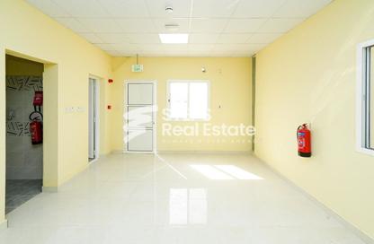 Warehouse - Studio - 1 for rent in East Industrial Street - Birkat Al Awamer - Al Wakra