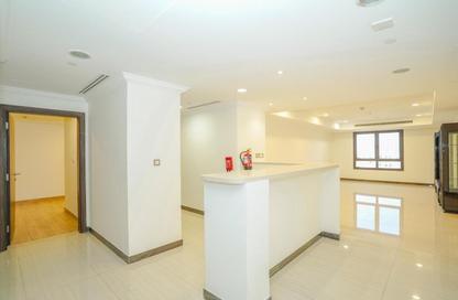 Apartment - 1 Bedroom - 2 Bathrooms for rent in West Porto Drive - Porto Arabia - The Pearl Island - Doha
