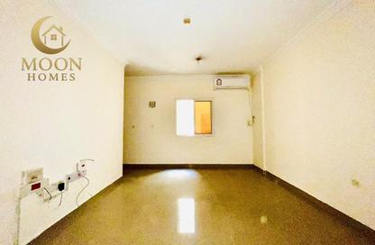 Apartment - 1 Bedroom - 2 Bathrooms for rent in Umm Ghwailina Comm - Umm Ghuwalina - Umm Ghuwailina - Doha