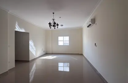 شقة - 3 غرف نوم - 4 حمامات للايجار في شارع الجزيره - فريج بن محمود الشمالي - فريج بن محمود - الدوحة