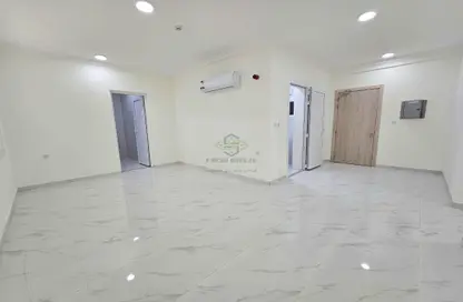 شقة - 2 غرف نوم - 2 حمامات للايجار في شارع المطار القديم - طريق المطار القديم - الدوحة