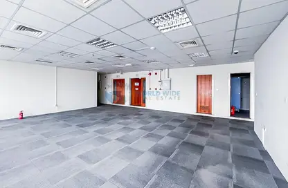 مساحات مكتبية - استوديو - 4 حمامات للايجار في شارع ام السنيم - عين خالد - الدوحة