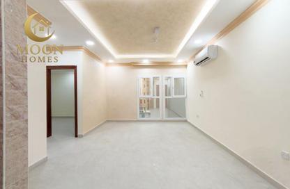 Apartment - 2 Bedrooms - 2 Bathrooms for rent in Umm Ghuwailina 4 - Umm Ghuwailina - Doha