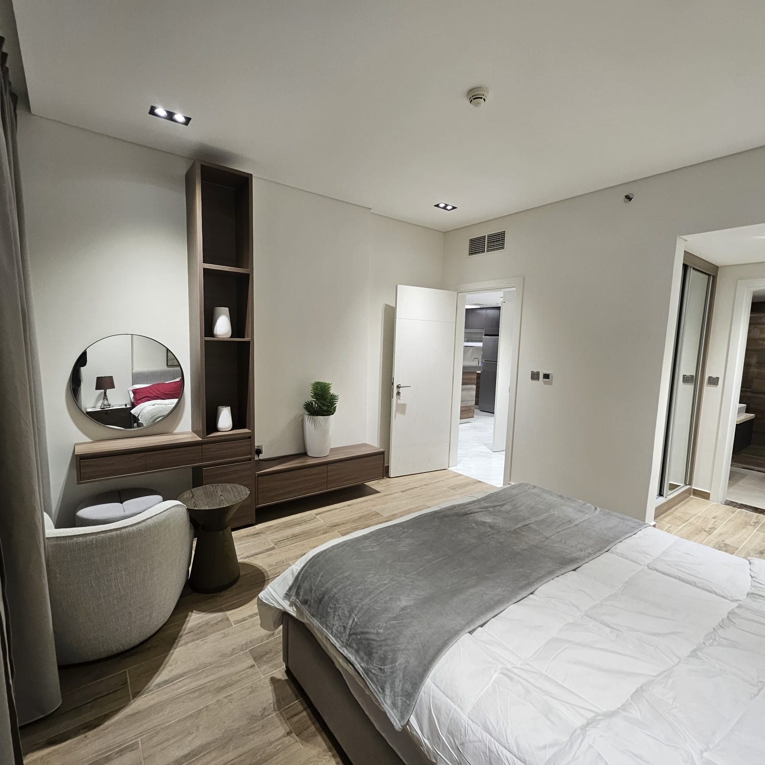 BRAND NEW 1BEDROOM FULLY FURNISHED BALCONY thumbnail 8