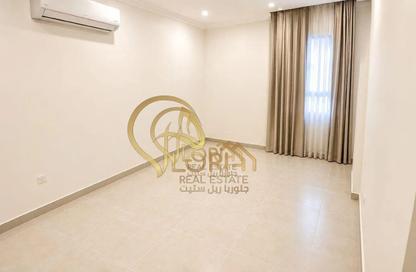 Whole Building - 2 Bedrooms - 2 Bathrooms for rent in Umm Ghwailina Comm - Umm Ghuwalina - Umm Ghuwailina - Doha