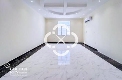 Villa - 4 Bedrooms - 5 Bathrooms for rent in Umm Qarn - Al Daayen