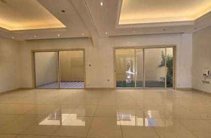 مجمع سكني - 4 غرف نوم - 5 حمامات للايجار في شارع الجامعه - المرخية - الدوحة