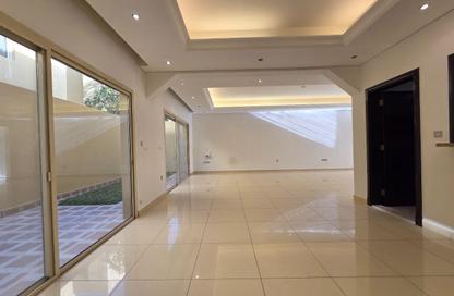مجمع سكني - 4 غرف نوم - 5 حمامات للايجار في شارع الجامعه - المرخية - الدوحة