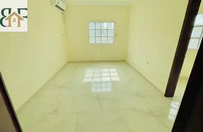 Apartment - 4 Bedrooms - 2 Bathrooms for rent in Umm Ghuwailina 4 - Umm Ghuwailina - Doha