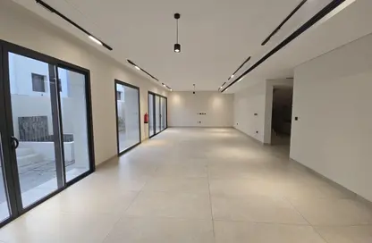 مجمع سكني - 5 غرف نوم - 6 حمامات للايجار في ويست واك - الوعب - الدوحة