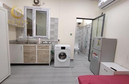 Apartment - Studio - 1 Bathroom for rent in Umm Ghuwailina 4 - Umm Ghuwailina - Doha