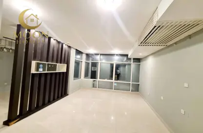 Apartment - 2 Bedrooms - 2 Bathrooms for rent in Umm Ghwailina Comm - Umm Ghuwalina - Umm Ghuwailina - Doha