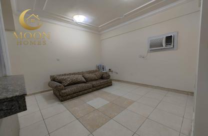 Apartment - 1 Bedroom - 1 Bathroom for rent in Umm Ghwailina Comm - Umm Ghuwalina - Umm Ghuwailina - Doha