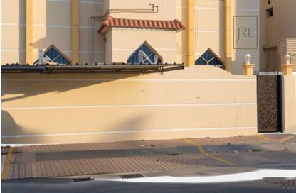 مجمع سكني - 5 غرف نوم - 6 حمامات للبيع في منطقة مويثر - الريان - الدوحة