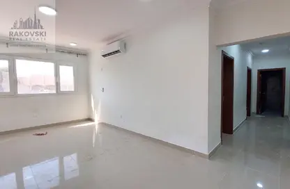 شقة - 2 غرف نوم - 2 حمامات للايجار في العزيزية - الدوحة