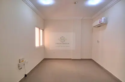 Apartment - 2 Bedrooms - 1 Bathroom for rent in Umm Ghuwailina 4 - Umm Ghuwailina - Doha