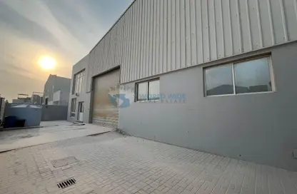 مخزن - استوديو - 6 حمامات للايجار في شارع الصناعية الشرقي - بركة العوامر - الوكرة