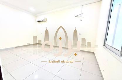 مجمع سكني - 6 غرف نوم - 4 حمامات للايجار في عين خالد - الدوحة
